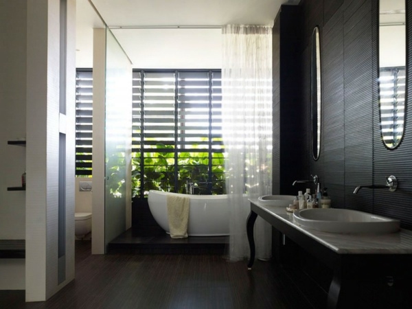 luxuriöses Badezimmer mit exklusiven Badmöbeln