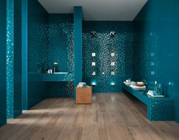 dunkelblau Spiegel Fliesen Badezimmer