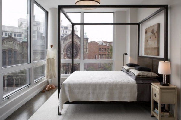 minimalistisches Schlafzimmer-Himmelsbett große Fenster