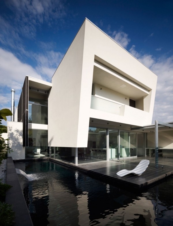 moderne architektur weiße fassade schwarze fliesen pool