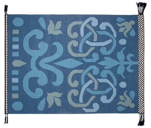 moderner teppich von gan rugs blau symmetsiche muster