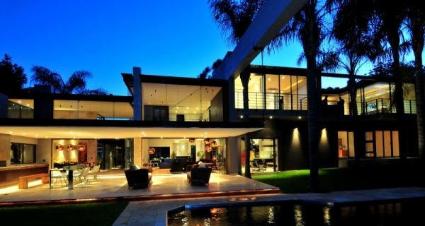 moderne villa nachtbeleuchtung pool