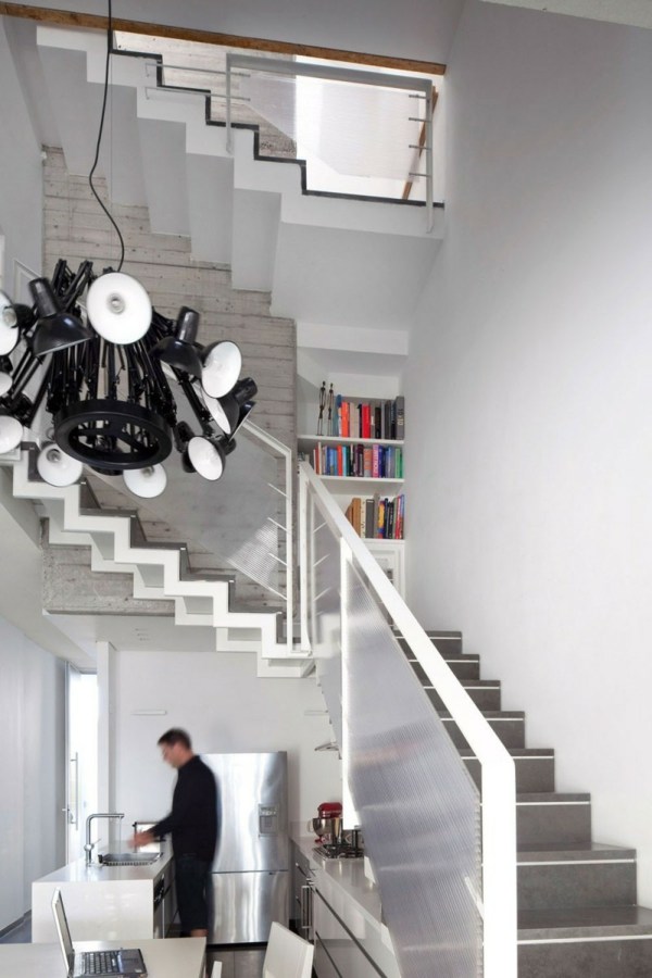modernes Treppenhaus-weißes Interieur