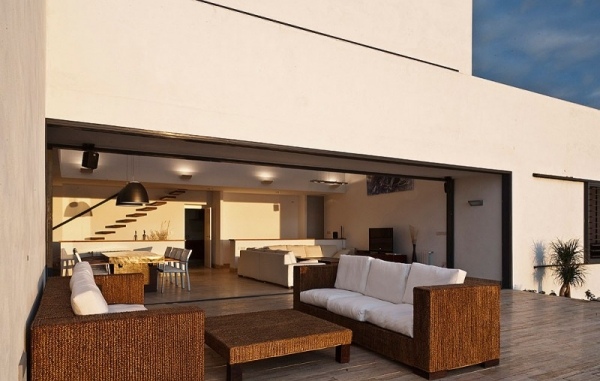 moderne ferienwohnung offene terrasse rattan möbel