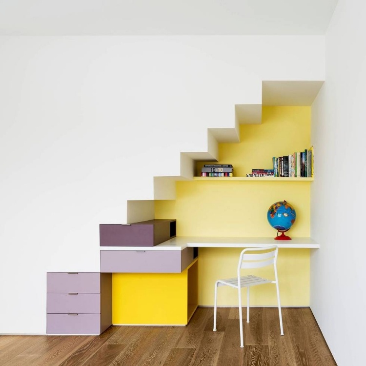 platzsparende-mobel-home-office-arbeitsplatz-schreibtisch-unter-treppe-wandregale