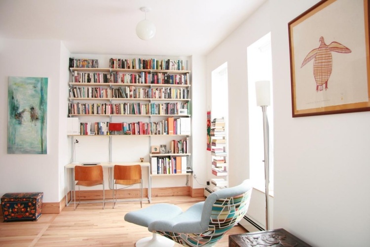 platzsparende-mobel-home-office-arbeitsplatz-schreibtisch-wohnzimmer-bibliothekenwand-holzboden