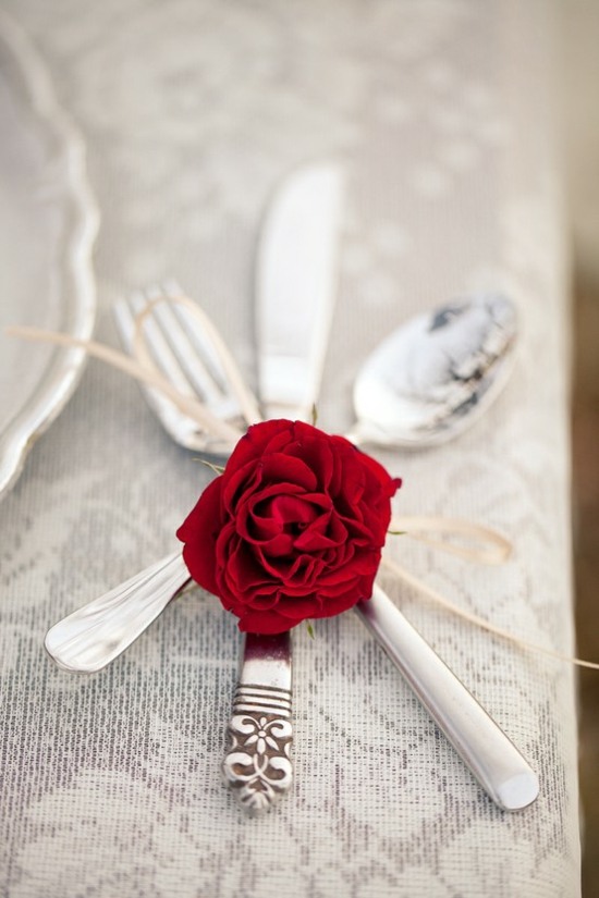 Tisch Deko Idee mit roten Blumen
