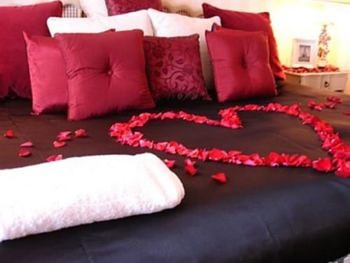 schlafzimmer dekoration zum valentinstag blumen
