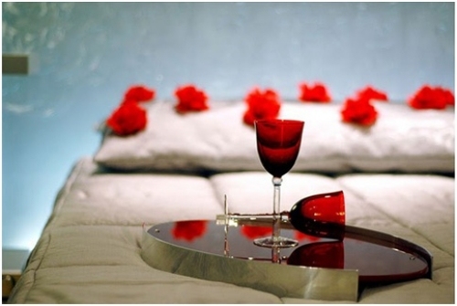 romantische schlafzimmer dekoration zum valentinstag weingläser