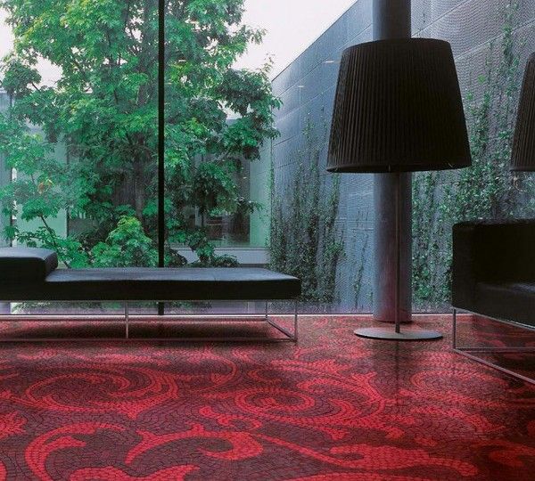 rot-graue Bodenfliesen Wohnzimmer