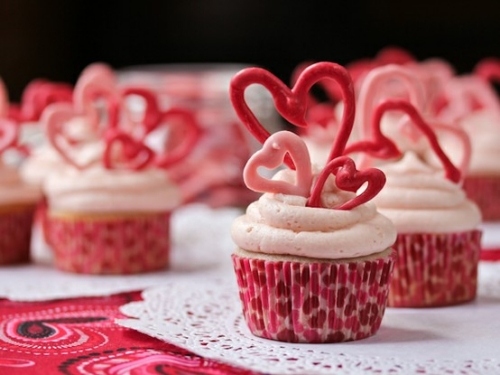 süße Ideen Valentinstag cupcakes herzen dekoration
