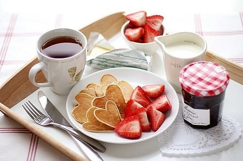 süße Ideen Valentinstag romantisches frühstück pancakes