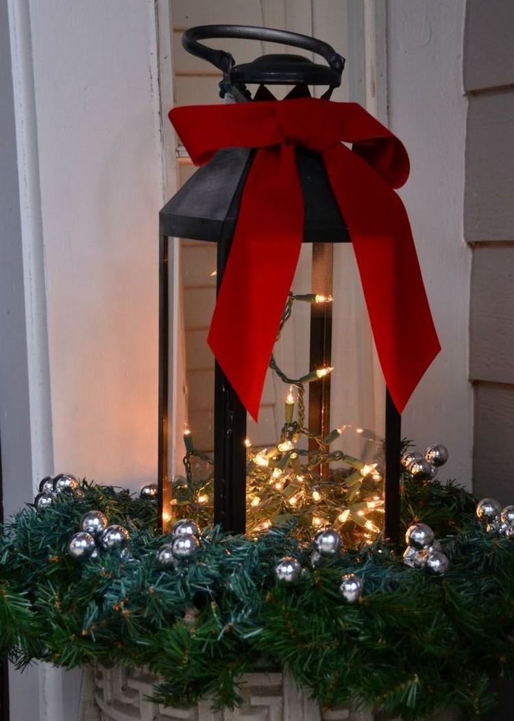 weihnachtliche-deko-aussen-kerzenlaterne-lichterketten-pflanzkuebel