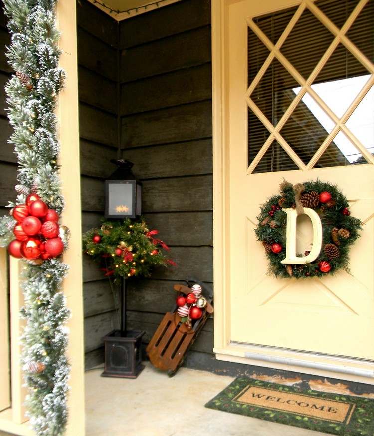 weihnachtliche-deko-aussen-tuerkranz-veranda