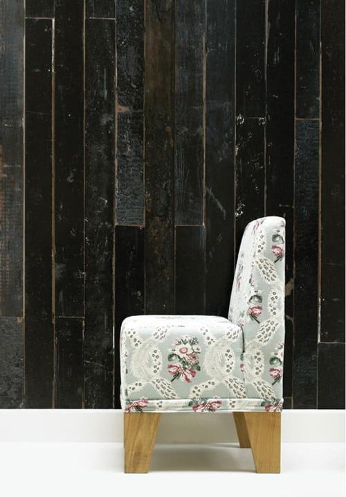 weißer Stuhl schwarze Tapeten Rustic