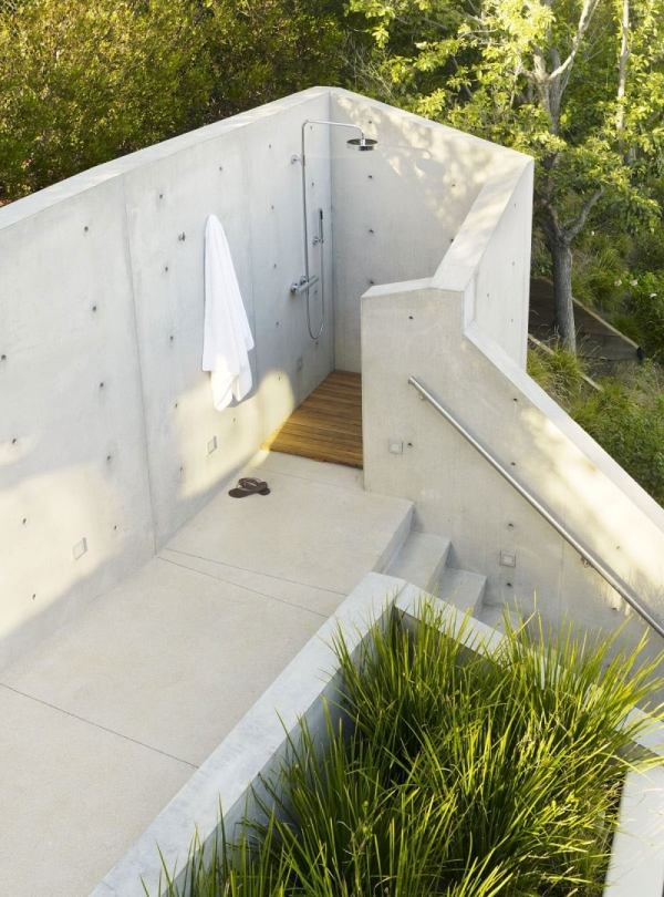 Außendusche minimalistisch-weiß Betontreppe Garten