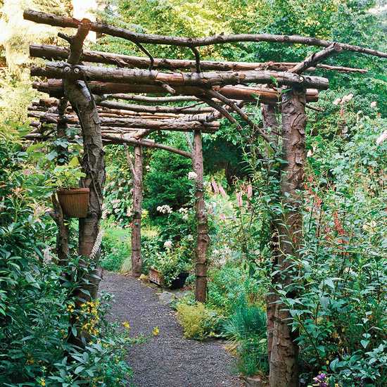Baumzweige Holzkonstruktion Garten gestalten
