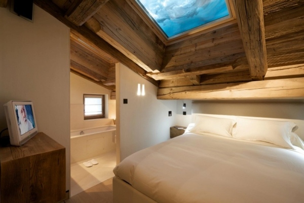 Alpen Chalet Cyanella Schlafzimmer Dachfenster-weiße Bettwäsche
