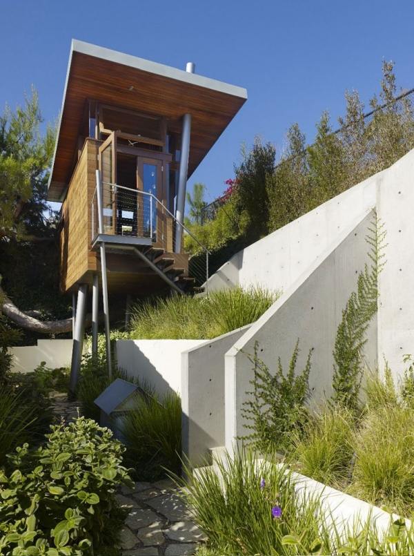 Futuristisches Baumhaus auf Stelzen-Betontreppe Garten