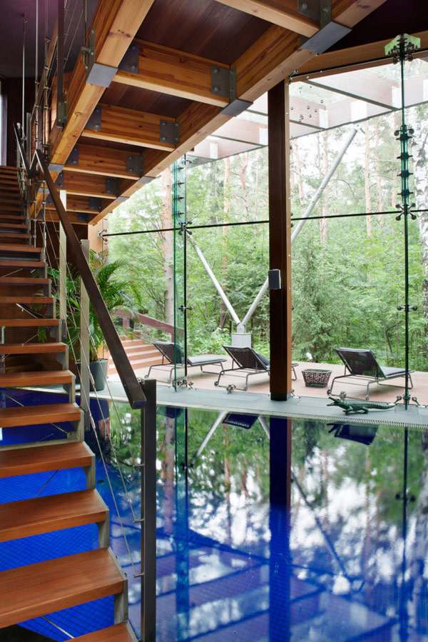 Holztreppe Innenpool-Design Haus Riesen Glasscheibe
