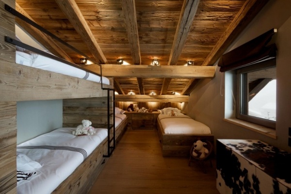 Kinderzimmer Holz Einrichtung-Doppelbetten Deckenbeleuchtung