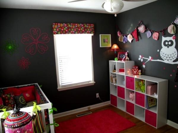 Kinderzimmer schwarze Wandfarbe uhu weiß rosa deko