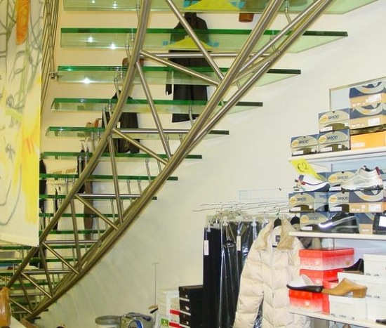 Klassische Treppe Glasstufen Halbgewendelt