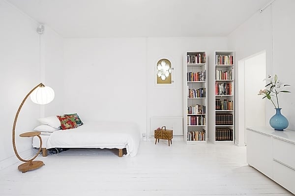 Kleine Weiße Wohnung-Schlafzimmer minimalistisch Regale