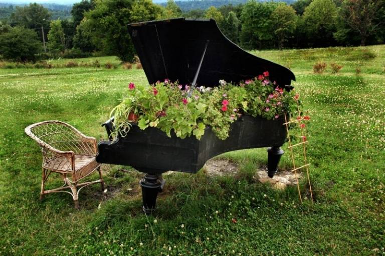 Kreative-Gartenideen-Piano-bepflanzen-Blumen-Akzent