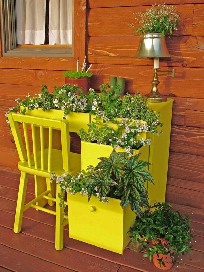 Kreative-Gartenideen-Schreibtisch-neu-streichen-bepflanzen-Terrasse