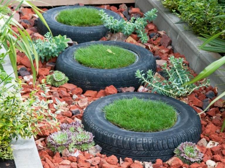 Kreative-Gartenideen-Steingarten-Reifen-Moos-bepflanzen
