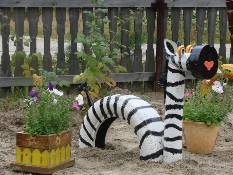 Kreative-Gartenideen-Zebra-Autoreifen-Sandkasten-Kinder