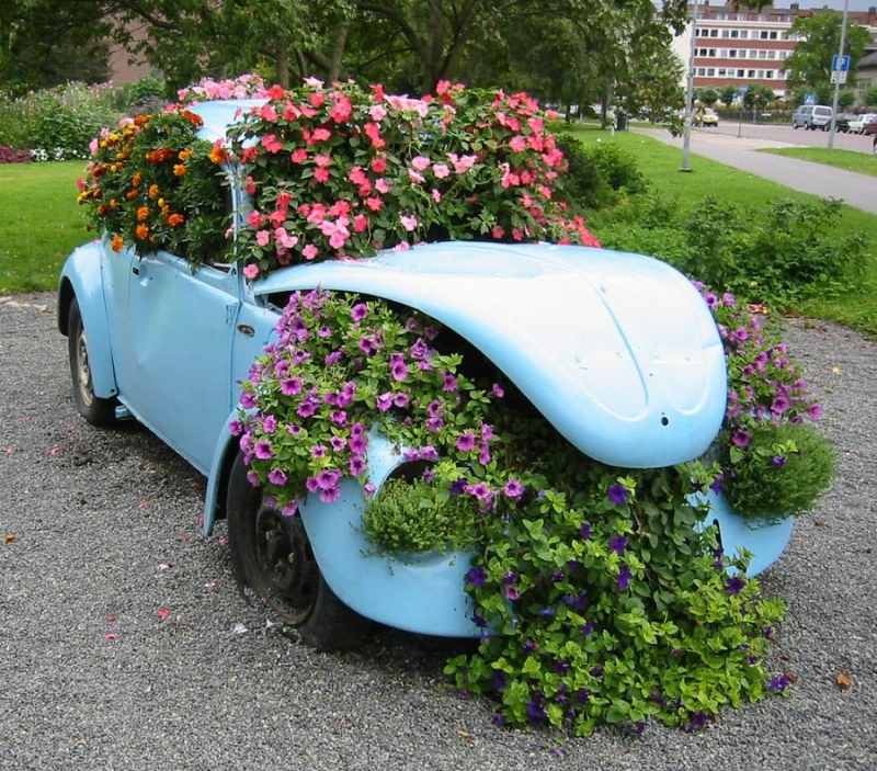 Kreative-Gartenideen-altes-Auto-bepflanzen-Gartenkunst