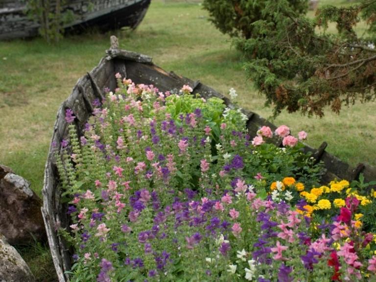 Kreative-Gartenideen-altes-Boot-bepflanzen