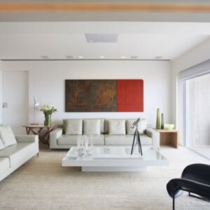 Loft-Wohnung Brasilien-Weißes Wohnzimmer Rote Wandgestaltung