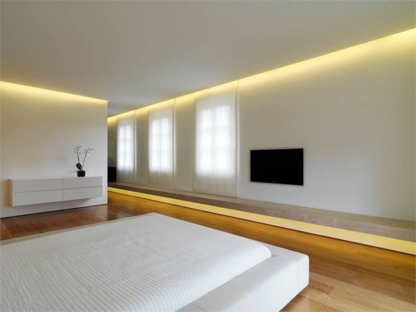 Puristisches Schlafzimmer weiß Wandbeleuchtung schlichtes Design