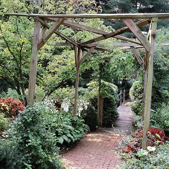 Rustikale Holzpergola-mitten im-Garten bauen