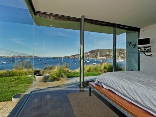 Schlafzimmer Glasfassade-minimalistisch möbliert