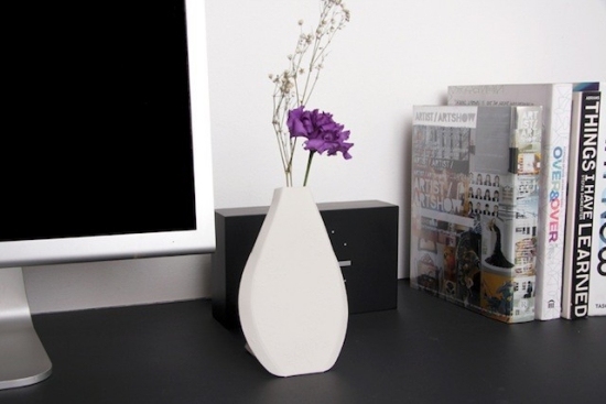 Schreibtisch schwarz Vase weiß Blumen Frühlingsdeko