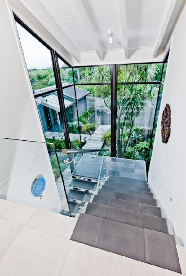 Treppenhaus Weiß Riesige Fenster Glaswand Design