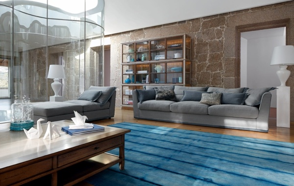 Wohnzimmer Gestaltungsideen Natursteinwand-graues Sofa