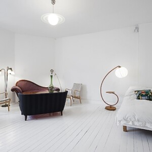 Wohnzimmer lakierter Holzboden-weiß Möbelstücke moderne Stehlampe