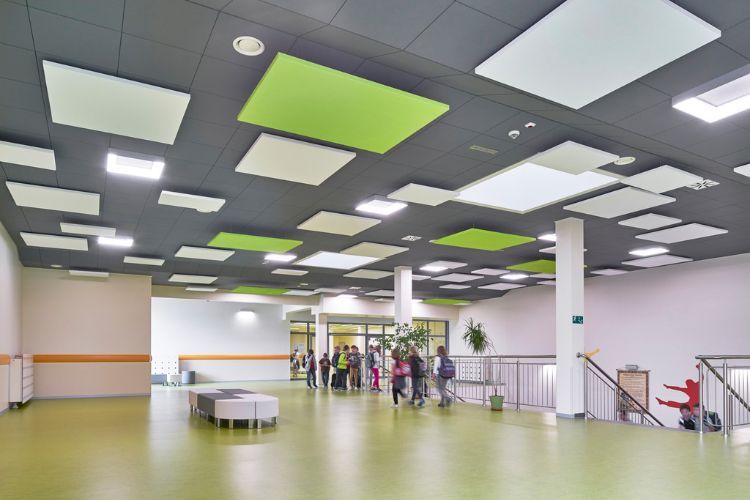 akustik deckensegel modern deckengestaltung büroraum led deckenbeleuchtung gestaltungselement deckenplatten deckensysteme insel grün