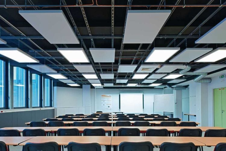 akustik deckensegel modern deckengestaltung büroraum led deckenbeleuchtung gestaltungselement deckenplatten deckensysteme konferenzraum