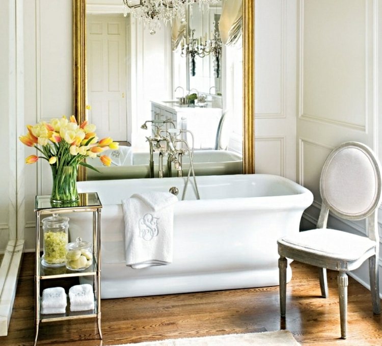 deko ideen badezimmer-tulpen-strauss-badewanne-vintage-edel-gold-akzent