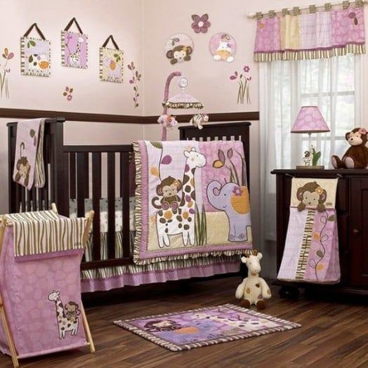 dschungel thema babyzimmer dunkles holz lila