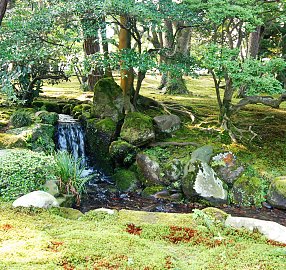 elemente der japanischen gartenkunst steine wasser