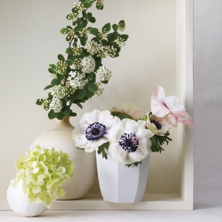 fruhlingsdekoration-ideen-kunstblumen-vasen-weiss-porzellan-dekoration