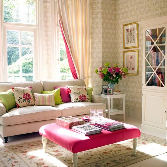 frühlingsdeko wohnzimmer ecru sofa rosa ottoman