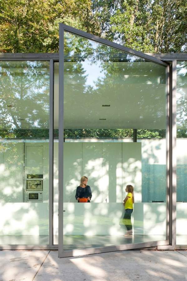 ganzglasfenster schiebtür moderne architektur belgien